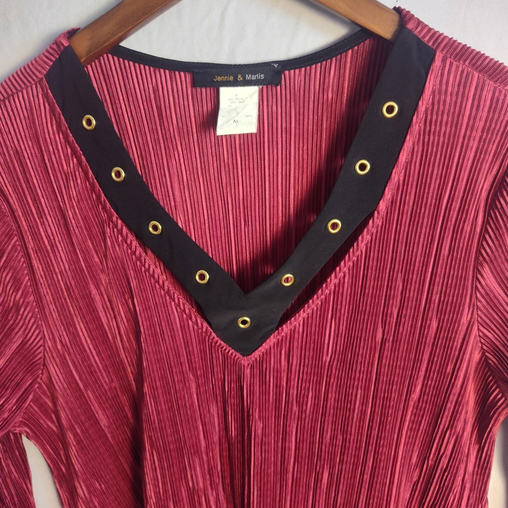 Jennie & Marlis Burgundy Pleated Grommet V-Neck Sharkbite Hem Tunic Top Medium - Picture 3 of 9
